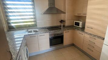 Een microgolfoven, een oven, een vaatwasser