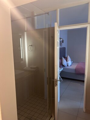 Toallas, jabón, papel de baño 