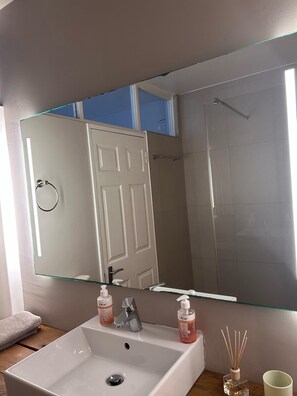 Toallas, jabón, papel de baño 