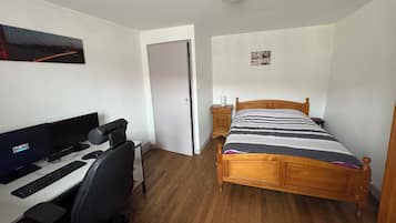 3 bedrooms, desk, iron/ironing board, travel cot