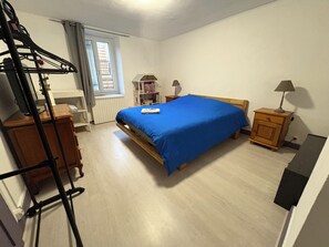 3 bedrooms, desk, iron/ironing board, travel crib