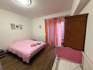 3 chambres, bureau, fer et planche à repasser, lit parapluie