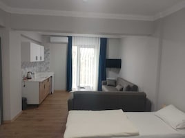 Family Triple Room, Garden View | Soundproofing, free WiFi