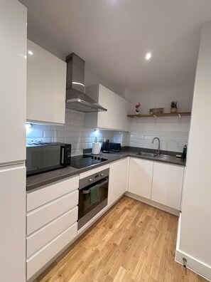 Fridge, microwave, oven, stovetop - Cosy 1 bed apartment with WiFi in Stevenage Town Centre (Stevenage)