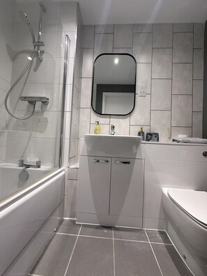 Sèche-cheveux, serviettes fournies, savon, papier toilette