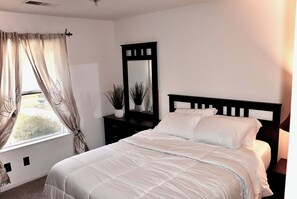 3 habitaciones, escritorio, tabla de planchar con plancha y wifi gratis 