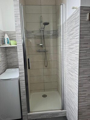 Douche, sĂšche-cheveux, serviettes fournies