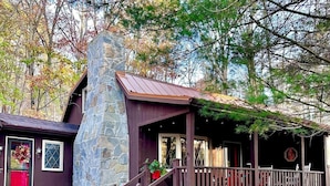 Unclassified image, 3 of 23, button - Hemlock Retreats - Cabin, 6 Acres, Hot Tub & Winery (Rockbridge)