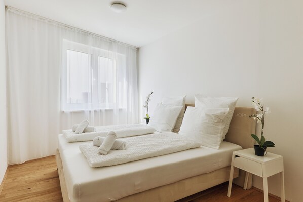 2 عدّة غرف نوم ومكواة/لوح كي وواي فاي وملاءات أسرّة