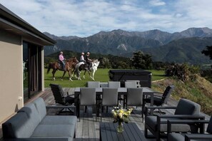 Outdoor dining - Ata Rangi Lodge | Kaikōura (Kaikoura)