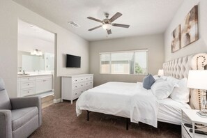 4 Schlafzimmer, Schreibtisch, Bügeleisen/Bügelbrett, Reisekinderbett