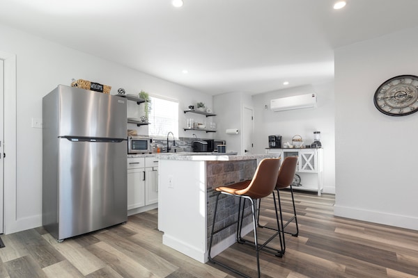 Een koelkast, een microgolfoven, een koffiezetapparaat/waterkoker