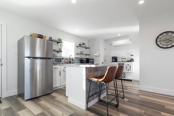 Refrigerador, microondas, cafetera/tetera, tetera/pava eléctrica