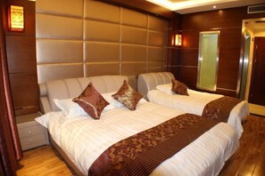 A hotel room with two beds, a padded headboard, a wooden floor, and a window. - Shanghai Xiangyu Business Hotel (Shanghai)