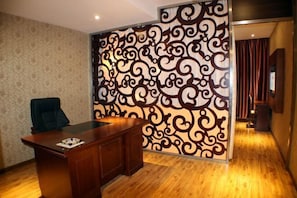 A room with a wooden desk, a chair, and a decorative partition with a swirl pattern. - Shanghai Xiangyu Business Hotel (Shanghai)