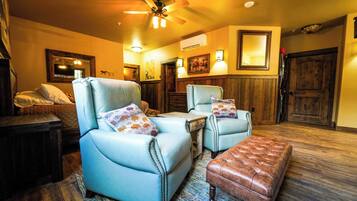 Apartment, Balcony, Mountain View | Living area