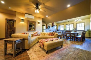 Apartment, 2 Bedrooms, Mountain View | Living area