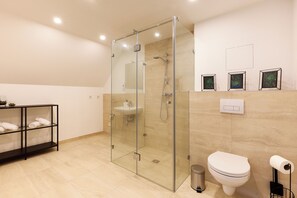 Suihku, hiustenkuivaaja, pyyhkeet, saippua