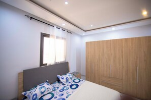 3 bedrooms, iron/ironing board, WiFi, bed sheets