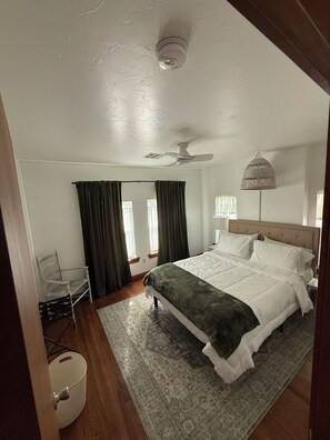 3 dormitorios, tabla de planchar con plancha, cuna de viaje