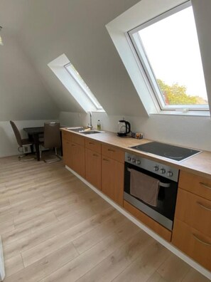 Kjøleskap, ovn, kokeplater og vannkoker