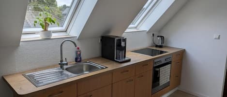 Refrigerador, horno, parrilla de estufa y tetera eléctrica