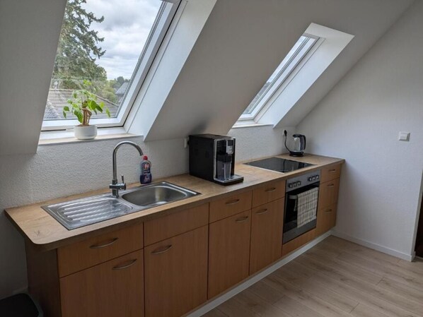 Køleskab, ovn, kogeplade, elkedel