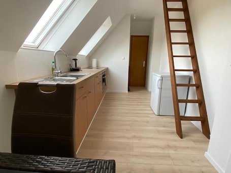 Fridge, oven, stovetop, electric kettle. Top floor apartment near Heide