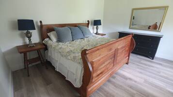 3 slaapkamers, een strijkplank/strijkijzer, gratis wifi, beddengoed