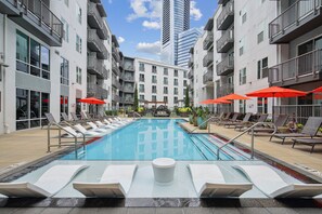Outdoor pool, a heated pool - Charming apartment in brilliant Atlanta with fitness room, WiFi, AC (Atlanta)