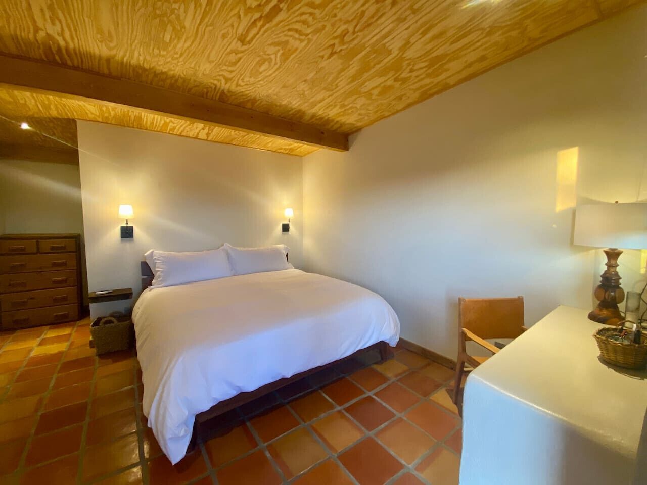 1 室のベッドルーム、デスク、WiFi (無料)、ベッドシーツ