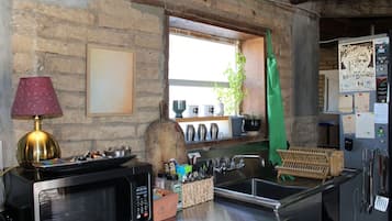 Kühlschrank, Mikrowelle, Wasserkocher mit Kaffee-/Teezubehör