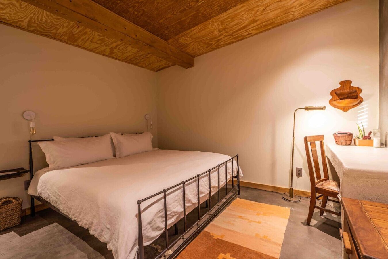 1 室のベッドルーム、デスク、WiFi (無料)、ベッドシーツ