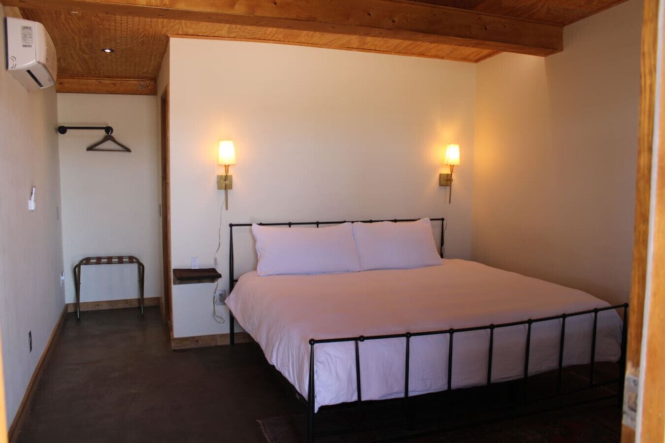 1 室のベッドルーム、デスク、WiFi (無料)、ベッドシーツ