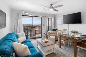 Smart TV, books - True Beachfront Condo: Family Friendly • 1 Min to the Sand • Amenities Galore! (Hilton Head Island)