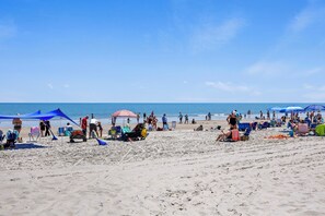 Plage, chaises longues, serviettes de plage