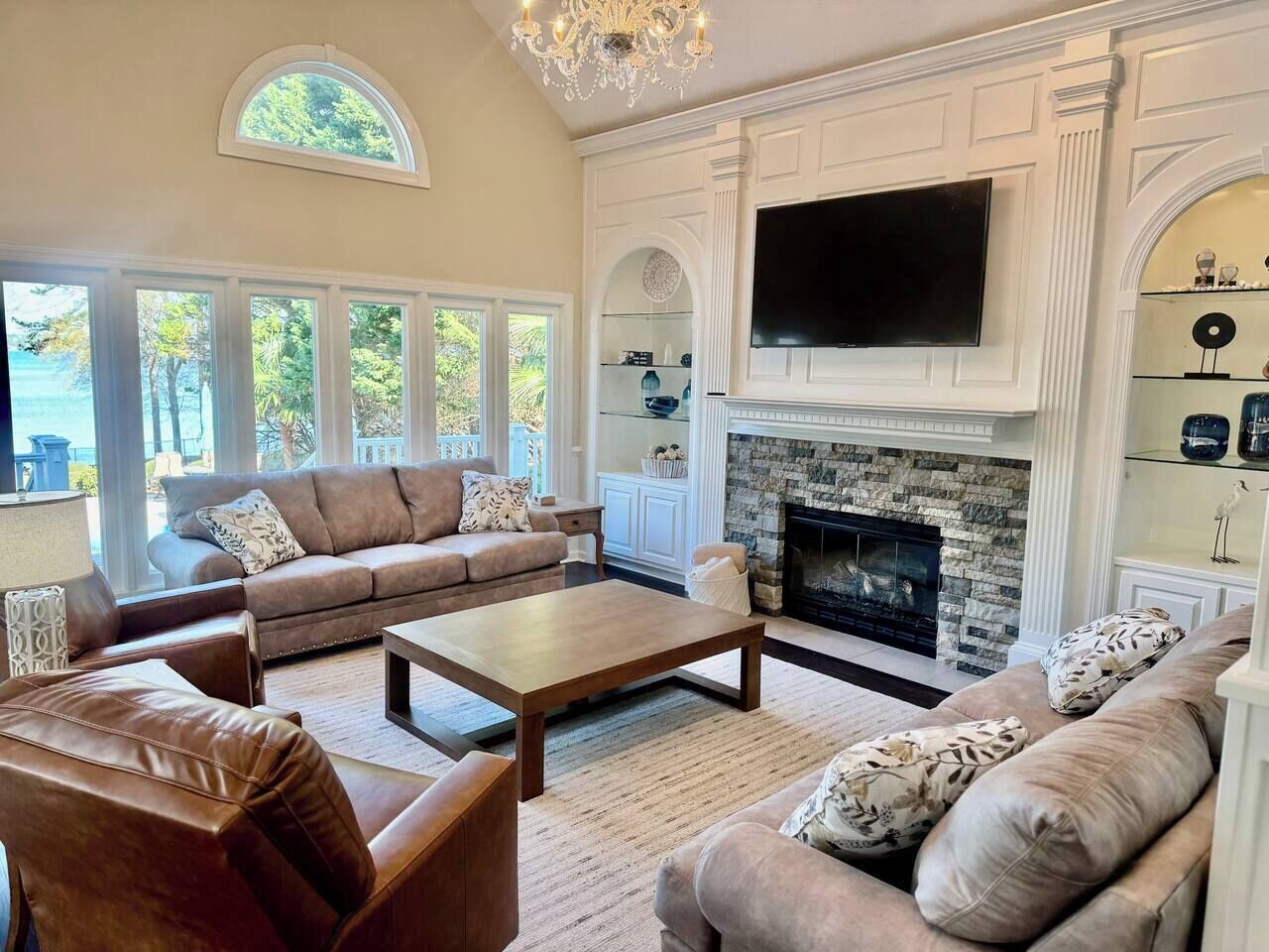 Televisión y chimenea 