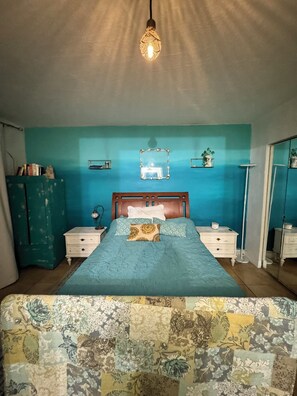 1 habitación, escritorio, tabla de planchar con plancha y cuna de viaje 