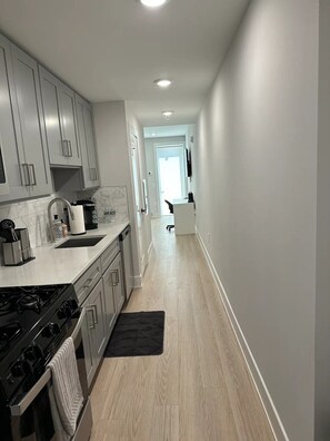 Full-sized fridge, microwave, oven, dishwasher - Modern Studio Suites (Jersey City)