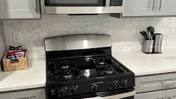 Lemari es besar, microwave, oven, dan mesin pencuci piring