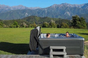 Outdoor spa tub - Ata Rangi Lodge | Kaikōura (Kaikoura)