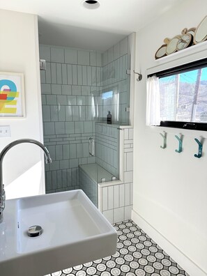 Douche, sèche-cheveux, serviettes fournies, savon