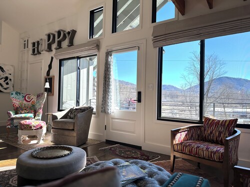 Curious cottage with Mountain View’s in downtown Black Mountain