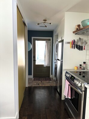 Frigorífico, microondas, horno y placa de cocina