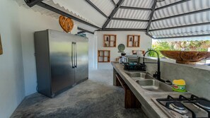Refrigerador, parrilla de estufa y utensilios de cocina 