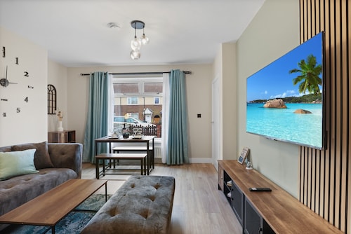 Equipped & Cozy: Fast WiFi, Smart TV, Full Kitchen