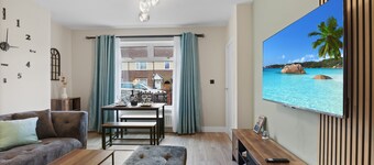 Equipped & Cozy: Fast WiFi, Smart TV, Full Kitchen