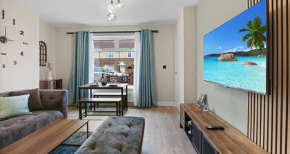 Equipped & Cozy: Fast WiFi, Smart TV, Full Kitchen