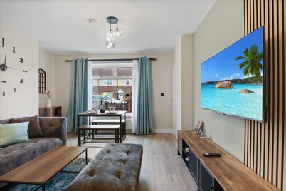 Equipped & Cozy: Fast WiFi, Smart TV, Full Kitchen