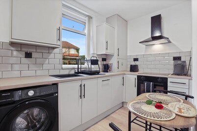 Equipped & Cozy: Fast WiFi, Smart TV, Full Kitchen